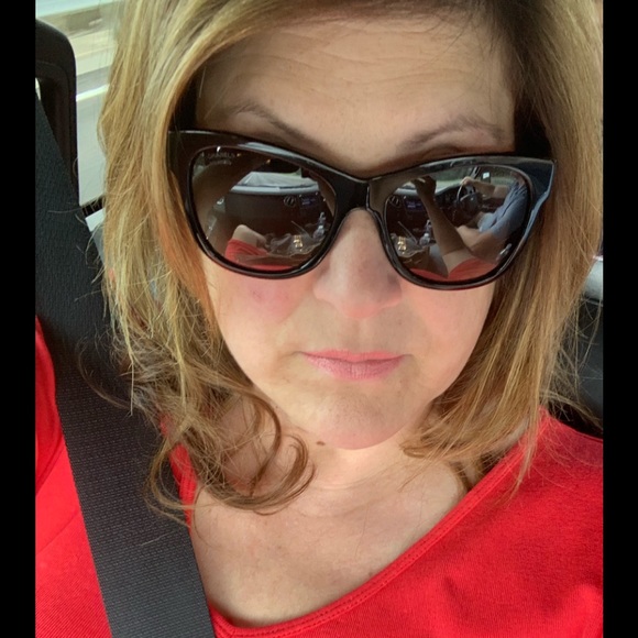 Meet your Posher! - Picture 5 of 8